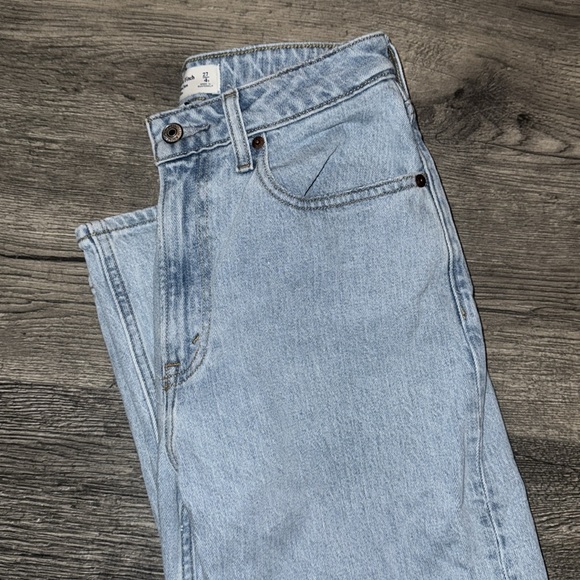 Abercrombie Curve Love High Rise 90s Relaxed Jean - Picture 3 of 3